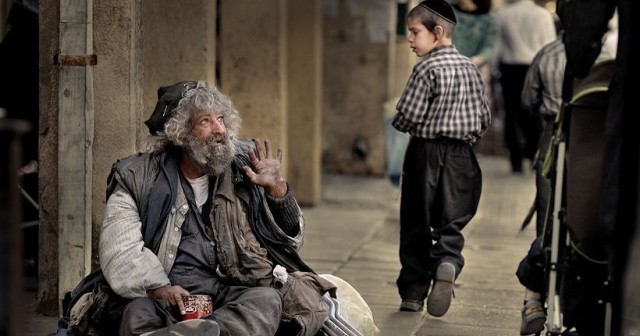 «Хорошая пенсия, еды — два холодильника»: как живет тюменский ветеран, который копался в мусорке