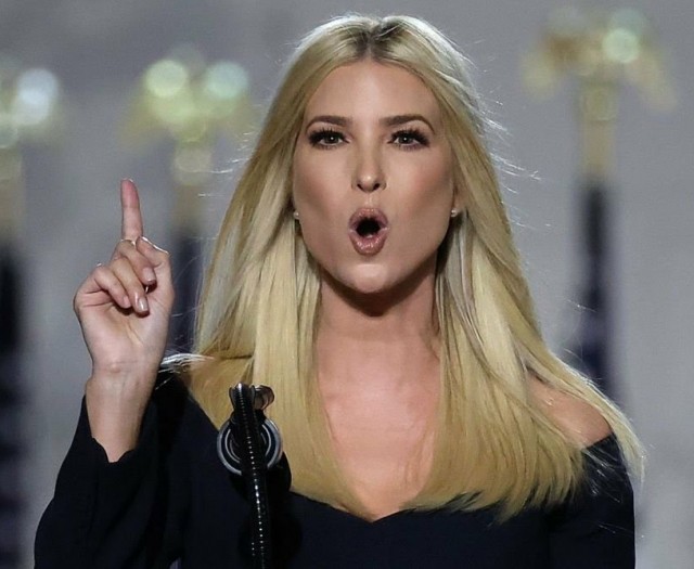 Мелания Трамп опрометчиво пришла на слёт республиканцев в платье-хромакее
