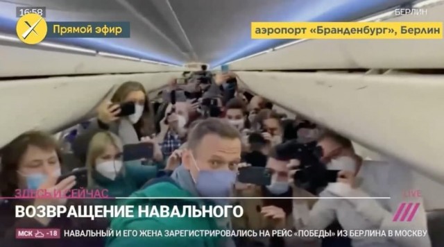 Стрим возвращения Навального из Берлина во Внуково
