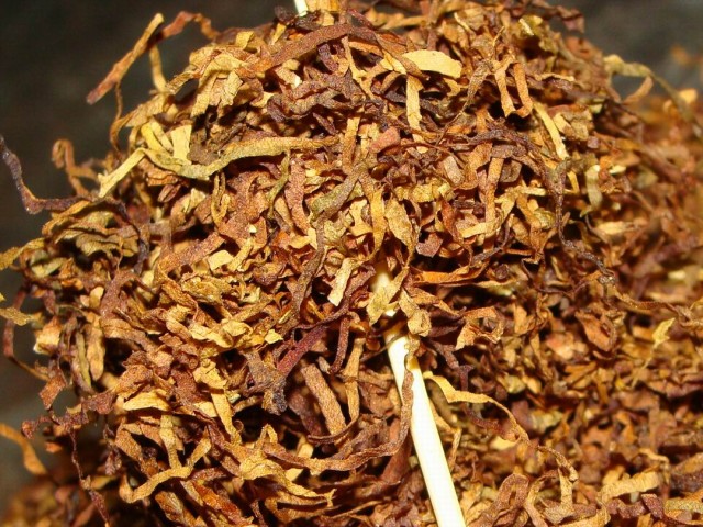 Пачка сигарет из натурального развесного табака стоит всего 36 рублей.