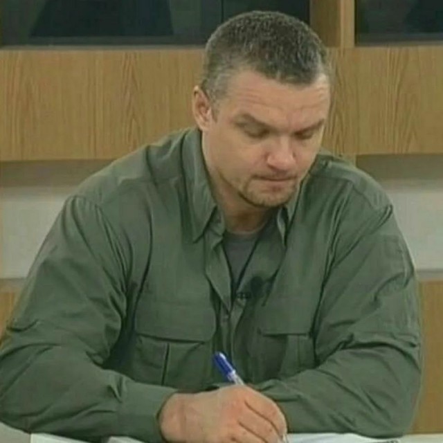 Видео задержания угрозыском банды рестораторов с Рубинштейна: сломанные двери, пачки денег и общая атмосфера растерянности