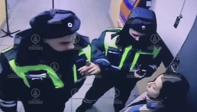 Экс-инспектора ДПС, сломавшего ключицу оперативнице в Петербурге, отправили в колонию на 4 года