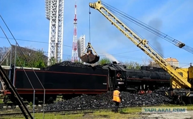 Почему будка машиниста расположена сзади, а не спереди паровоза