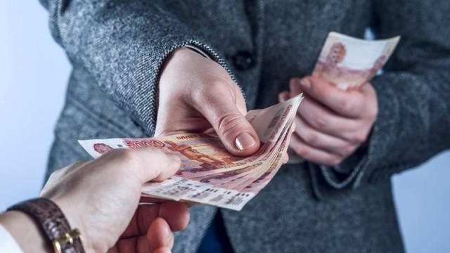 Более половины россиян не получают деньги, которые у них взяли в долг — лишь 45% всегда получали одолженное обратно
