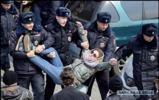 Героиню фото с акции против коррупции в Москве оштрафовали
