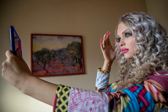 Чешка тратит тысячи долларов на свою внешность: ее задача - стать "куколкой"