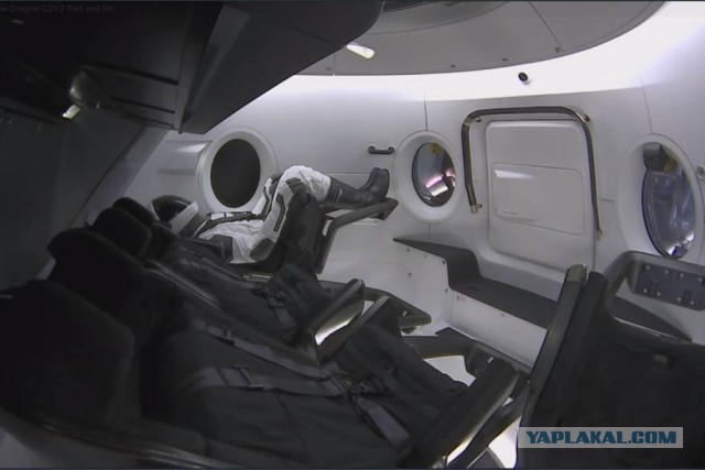 SpaceX запускает космический корабль Сrew Dragon