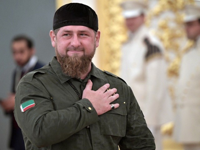 Мужчина отвечает блогерше с тиктоком головного мозга на её вопросы