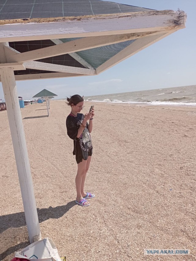 На пляжах Анапы закончились не только лежачие, но и сидячие места. Загорать там можно только стоя