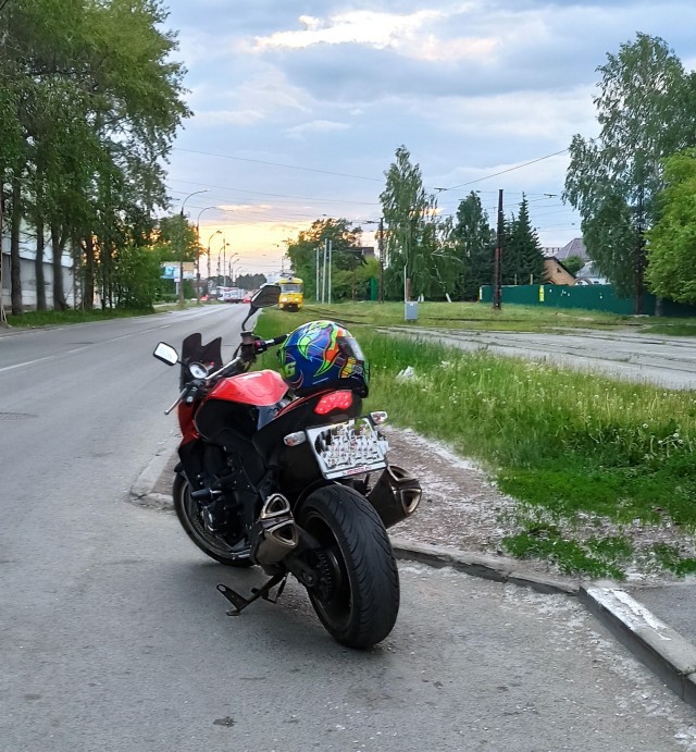 Помог мотоциклисту. Прилипло что-то