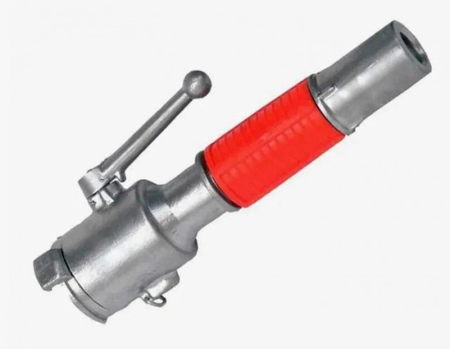 Водомёты полиции против навозных пушек у здания Еврокомиссии в Брюсселе
