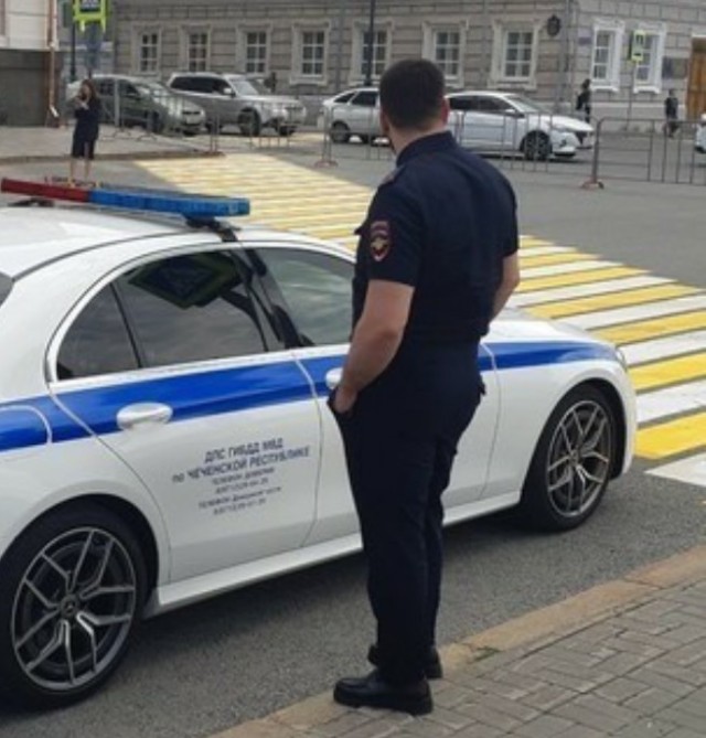 Чеченские мэры приехали в российский город на Aurus со своими гаишниками на Mercedes