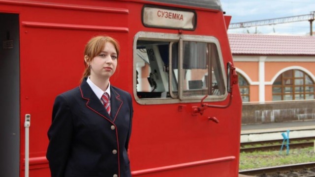 Первая в Брянске девушка–помощник машиниста электропоезда приступила к работе