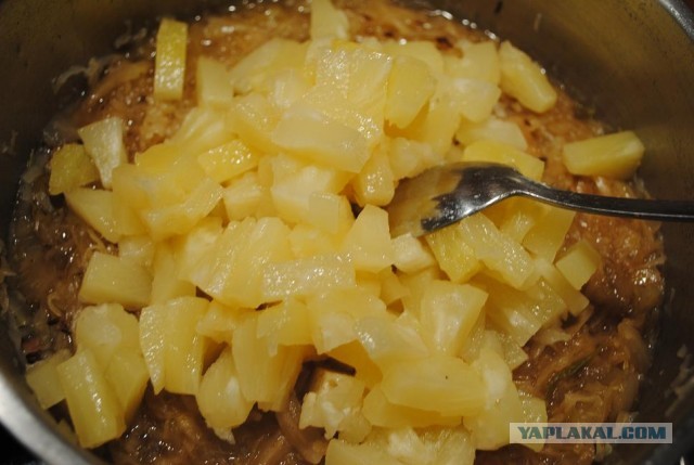 Айсбайн с ананасовой капустой.