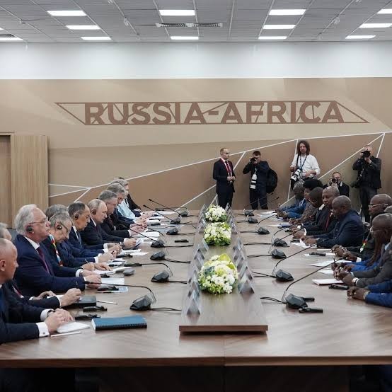 Российские компании в условиях санкций заинтересованы в переносе части производств в страны Африки, заявил Владимир Путин