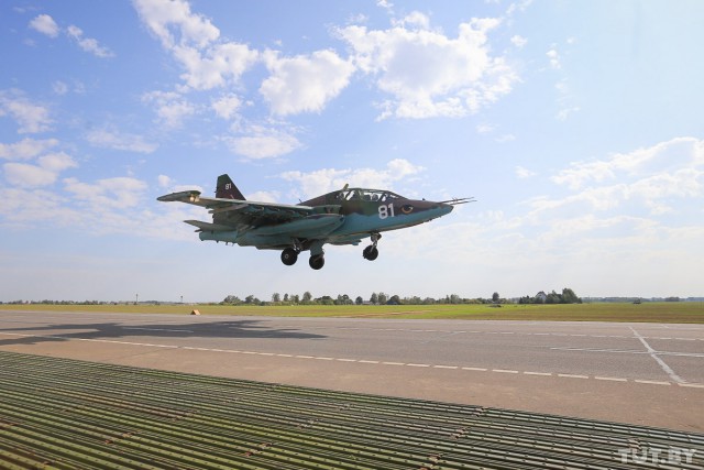 В Беларуси на трассу сели самолеты.