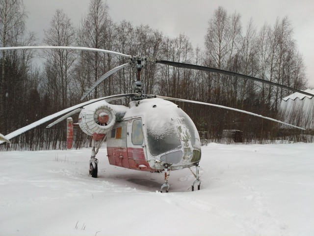 Полузаброшенная стоянка авиатехники