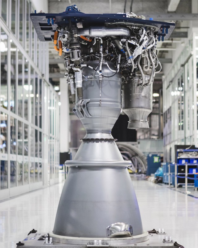 Будущее наступает. Илон Маск показал почти собранную ракету-носитель Falcon Heavy