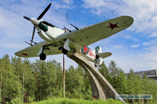 Самолет во дворе