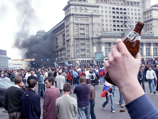 Погромы в центре Москвы во время ЧМ-2002. Почему жгли машины и били милицию?