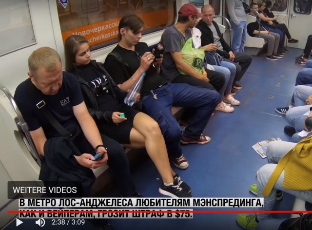 Феминистки Петербурга облили хлоркой сидящих с широко расставленными ногами мужчин