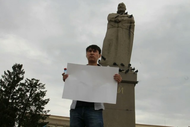 Житель Уральска вышел на площадь с пустым плакатом — его задержала полиция