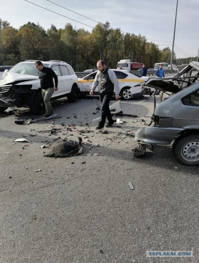 Крайне жестокое ДТП произошло на съезде с Симферопольского шоссе в сторону Подольска.