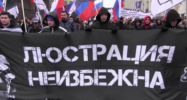 В Петербурге участников протестной акции из кафе выгнали на улицу, где их задержал ОМОН