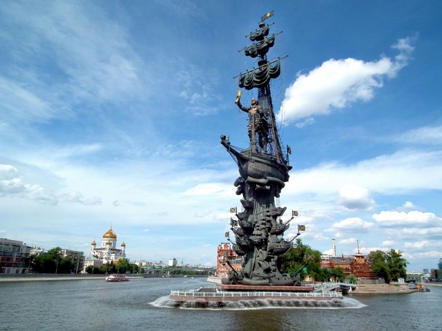 Писатели, журналисты и блогеры попросили вернуть памятник Дзержинскому на Лубянскую площадь