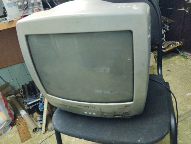 Товарищ оставил телевизор со словами — "Желанье будет, погляди, или выбрось"