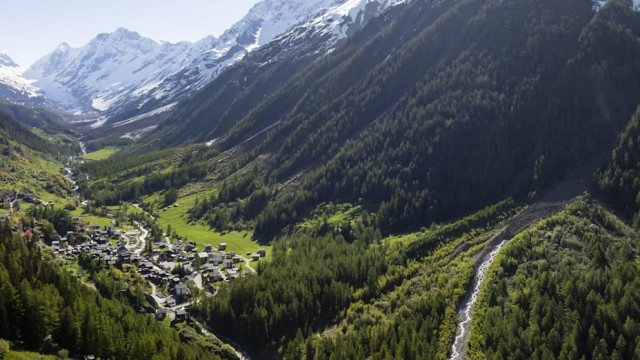 В Швейцарии из-за угрозы оползня эвакуировали целую деревню