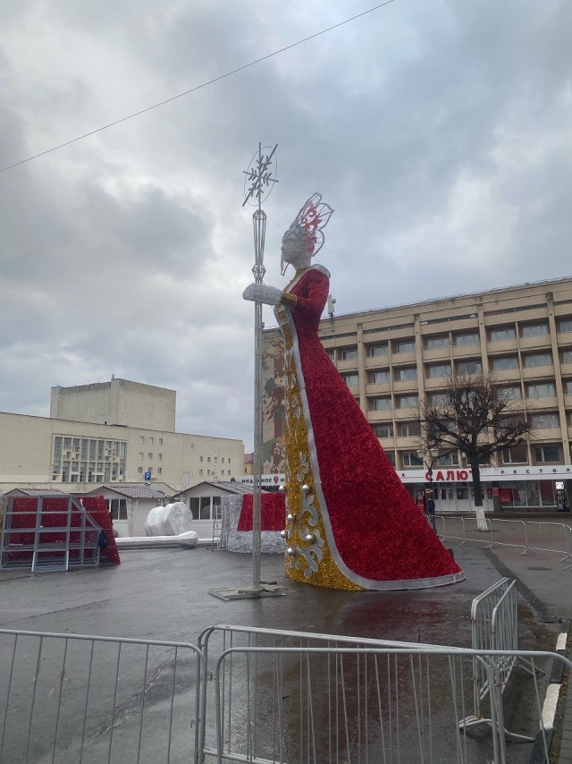 Чудовища на городской площади славного города Орла продолжают размножаться.