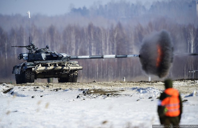 Море огня: эстафета экипажей Т-72 на окружном этапе "Танкового биатлона- 2016"