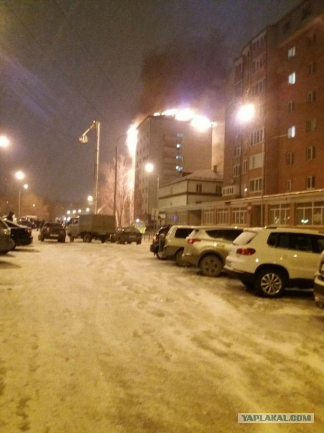 Горит многоэтажный дом в Тюмени на Олимпийской 4
