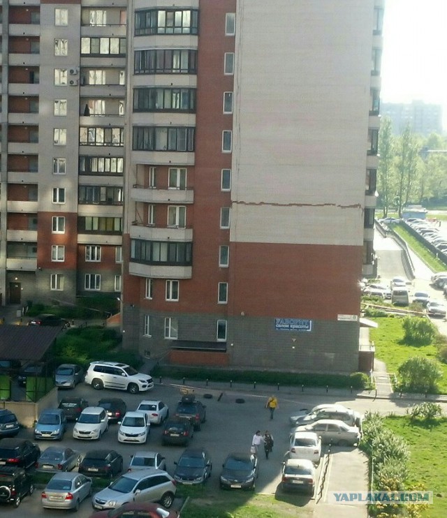 Эвакуация жилого дома в Санкт-Петербурге из за обрушения части фасада