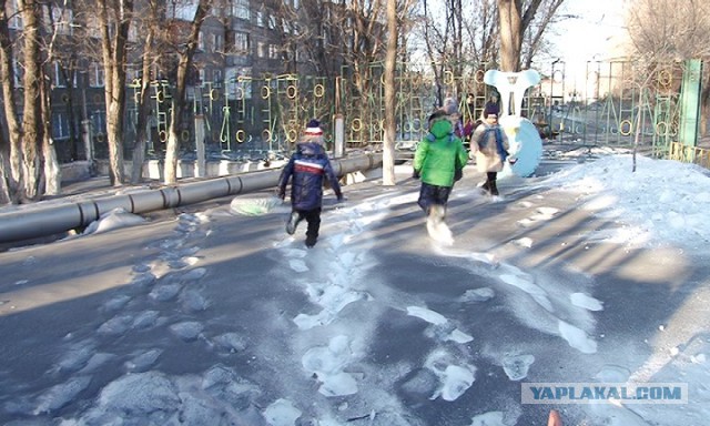 В Кузбассе на площади небольшого города снежные горки покрасили белой краской, чтобы они не были черными от угля