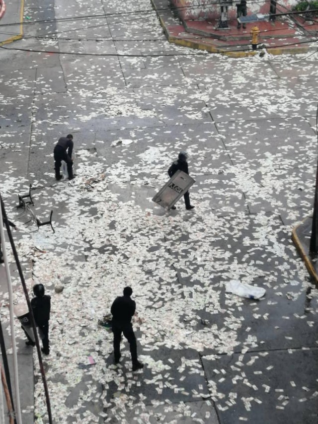 В Венесуэле народ выбрасывает на улицу обесценившиеся деньги
