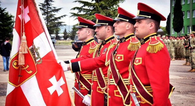 Самая забавная и необычная форма армий мира