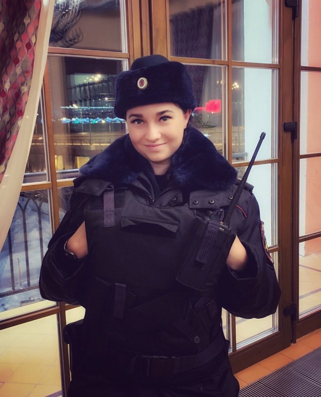 Это красивая девушка - бывший сотрудник 1го оперативного полка ГУ МВД по г. Москве