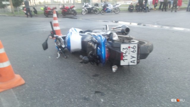 Смертельное ДТП в Екатеринбурге: Mercedes столкнулся с мотоциклом Honda