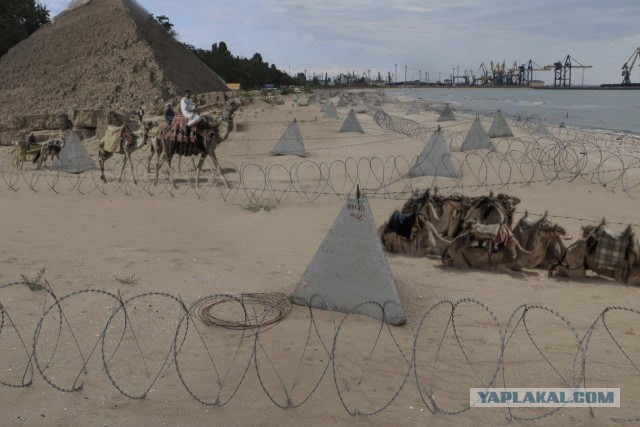 Тем временем на пляже в Мариуполе