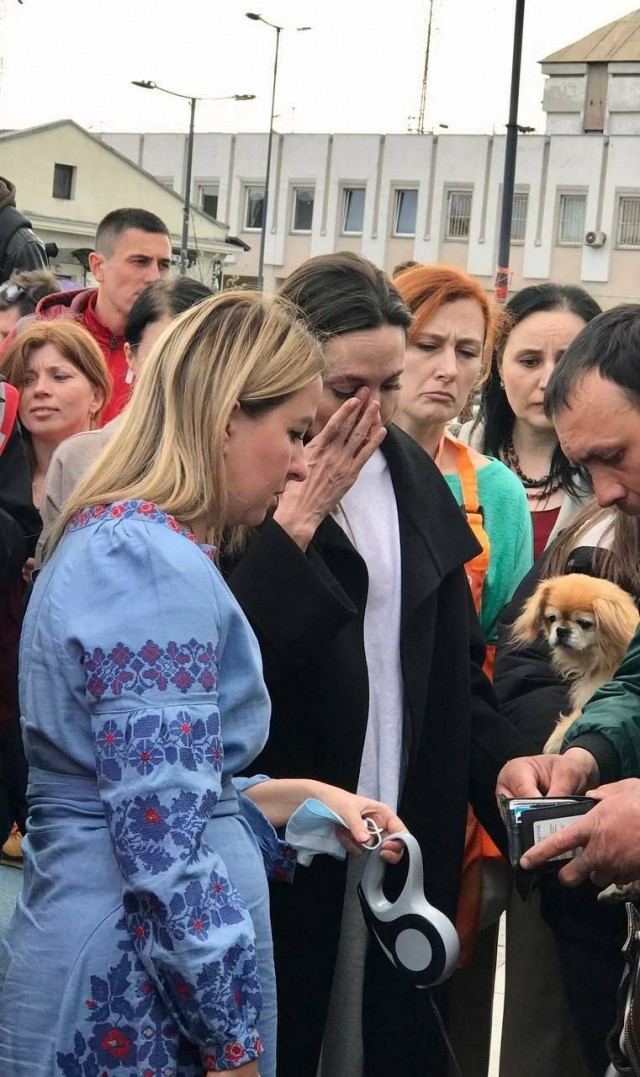 Ничего необычного, просто Анджелина Джоли пришла в кофейню во Львове