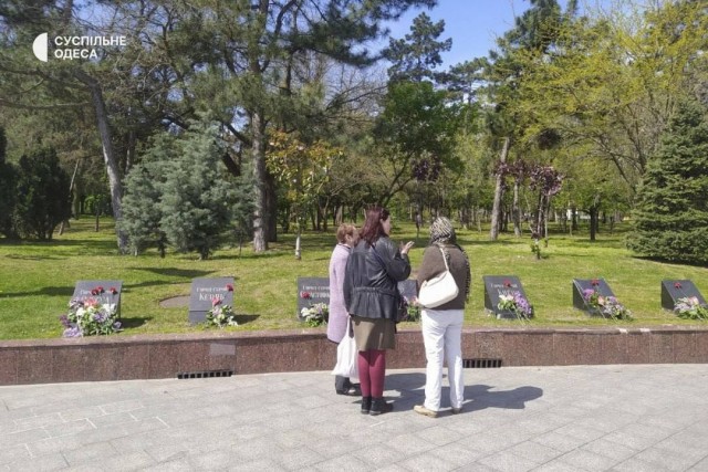 В Одессе и Полтаве сегодня возлагали цветы к памятным местам.
