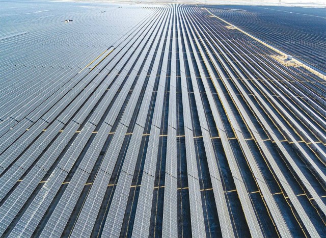 В ОАЭ запустили самую большую в мире солнечную электростанцию. Она занимает 20 кв. км пустыни и вырабатывает мощность 2 ГВт