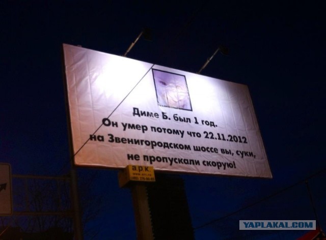 Как пропускают скорую помощь в Кракове, Польша.