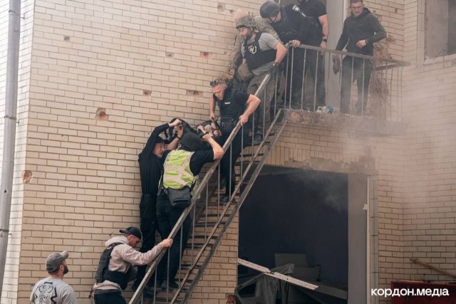 Москва призвала власти зарубежных стран эвакуировать дипломатов из Киева.