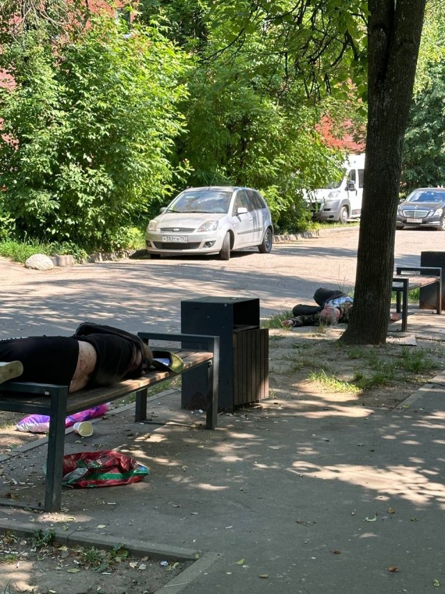 На днях я сел на лавочку у своего старого дома. И понял, что сижу на ней один впервые за тридцать с лишним лет.