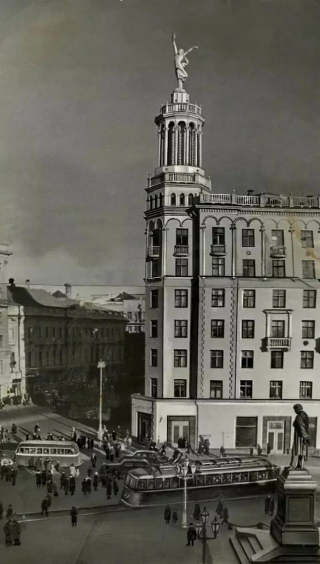 Шляюсь по Москве (мрачное утро).