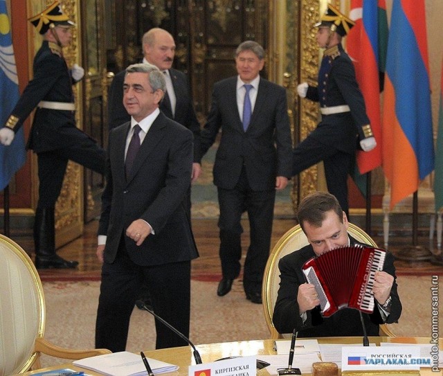 Дима играет в шофёра