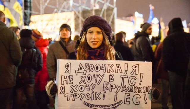 Митингующие в Киеве штурмуют здание Рады